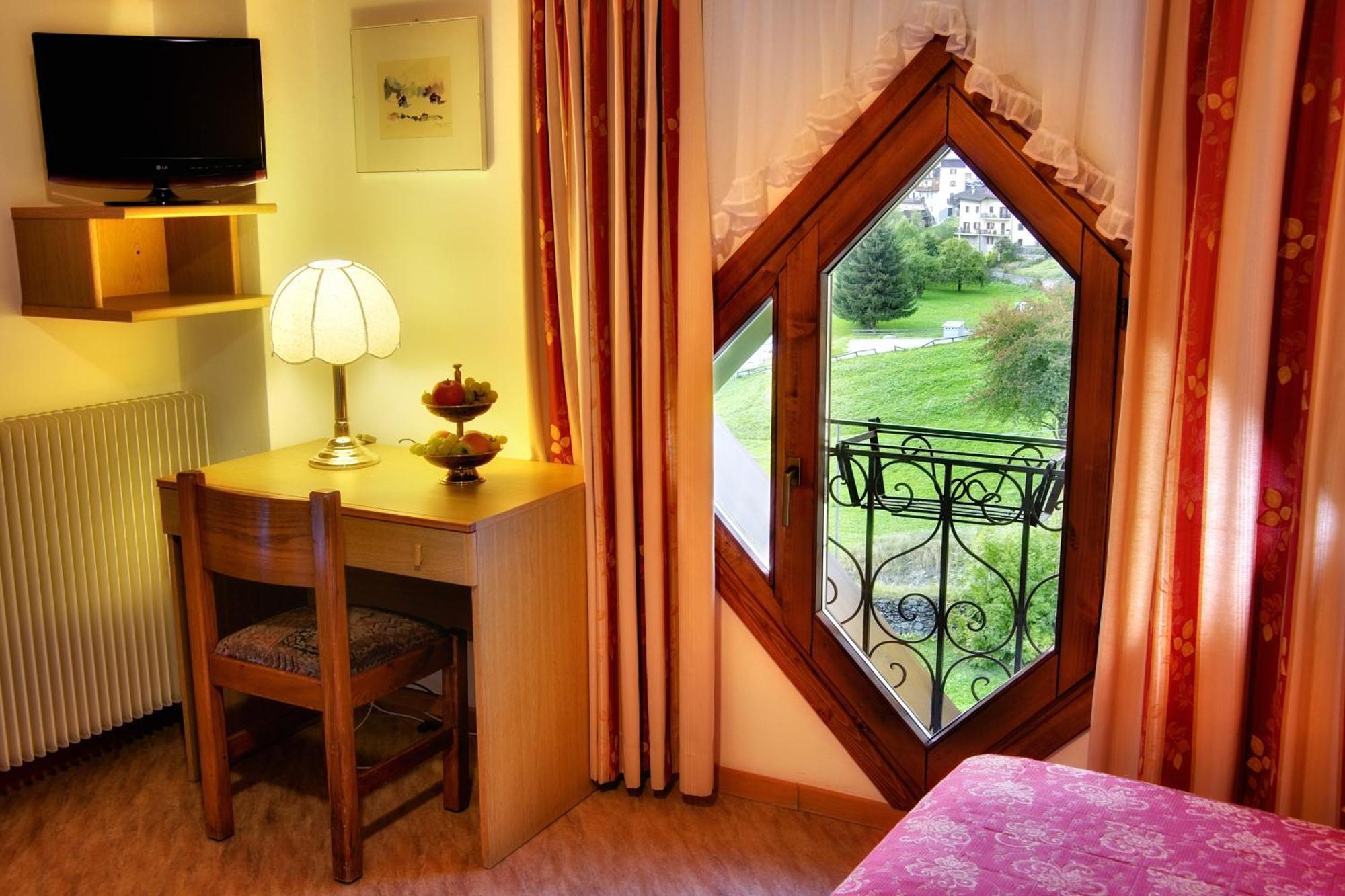 Albergo Miramonti Rabbi Buitenkant foto